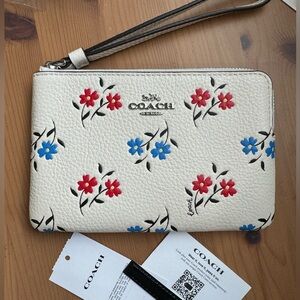 🌸 Coach Corner Zip Wristlet With Floral Print